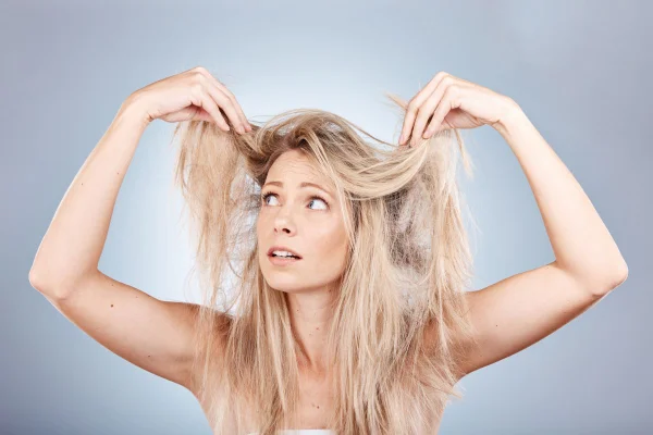 mulher loira com cabelos com frizz