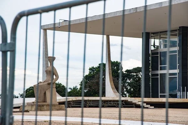 Após 2 votos pela terceirização irrestrita, julgamento no STF é adiado