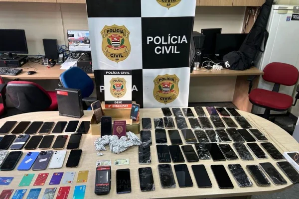 Imagem colorida mostra celulares encontrados em central clandestina na Barra Funda - Metrópoles