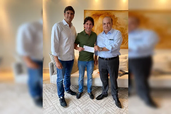 Homens de terno em sala olhando para foto