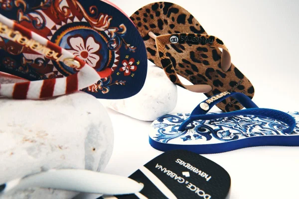 Na imagem com cor, foto da coleção da collab entre Havaianas x Dolce&Gabbana - metrópoles