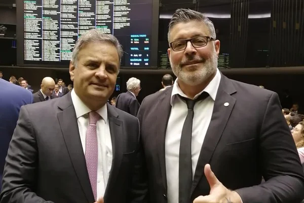 Levado ao PSDB por Doria, Frota comemora permanência de Aécio na sigla