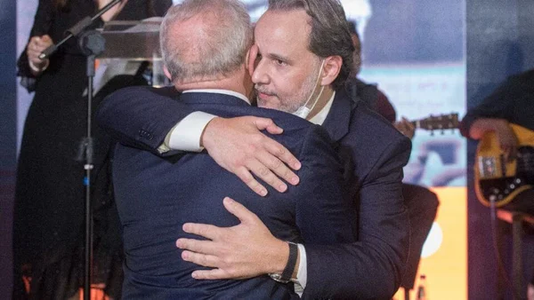 O advogado Marco Aurélio Carvalho abraça Lula