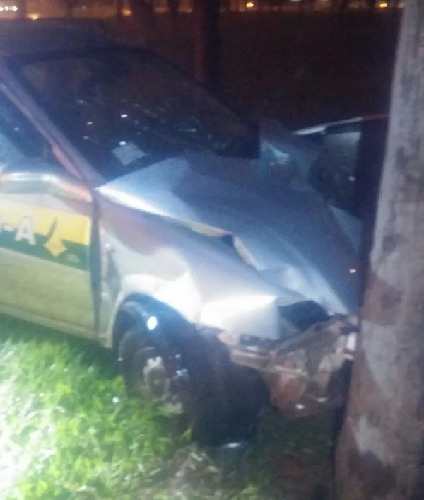 Adolescentes roubam carro de taxista, mas são detidos após bater automóvel na fuga