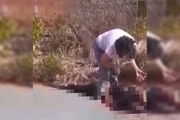 Mãe chora ao ver corpo de filho morto a tiros em rua