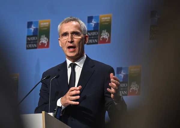 Imagem colorida de Jens Stoltenberg, chefe da Otan, durante um discurso - Metrópoles