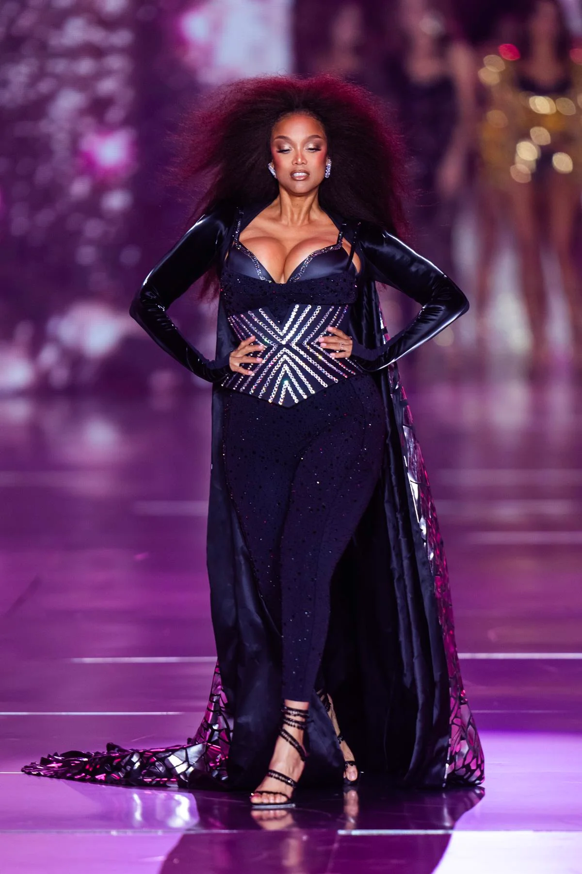 Ícone dos anos 1990, Tyra Banks fechou o desfile de 2024 Ícone dos anos 1990, Tyra Banks fechou o desfile de 2024