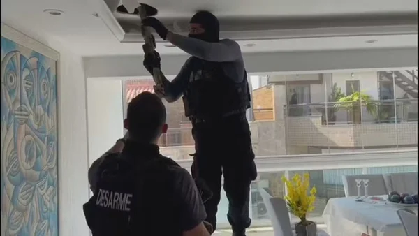 policiais furando fundo falso