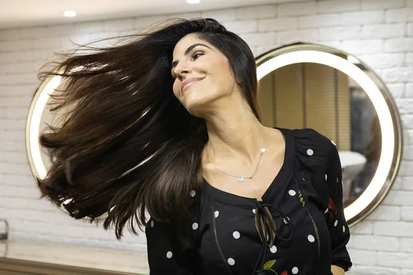 Camila Póvoa revela o segredo de seus cabelos sedosos