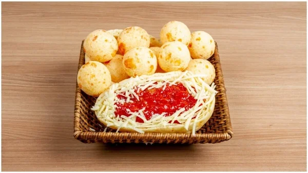ovo de páscoa de pão de queijo / Metrópoles