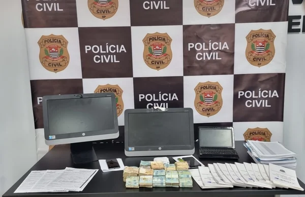 Imagem colorida mostra apreensões em casa de funcionário do Detran condenado por corrupção. Metrópoles