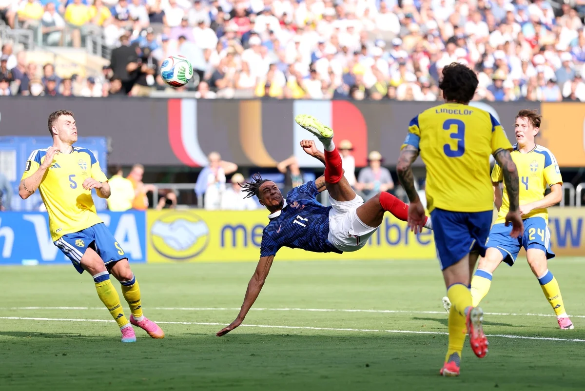 Olise finalizou de voleio e quase marcou para a França diante da Suécia na Copa do Mundo Olise finalizou de voleio e quase marcou para a França diante da Suécia na Copa do Mundo