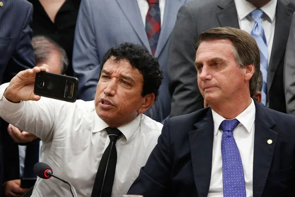 Bolsonaro oferece vaga de vice na chapa ao PR e enfrenta resistência