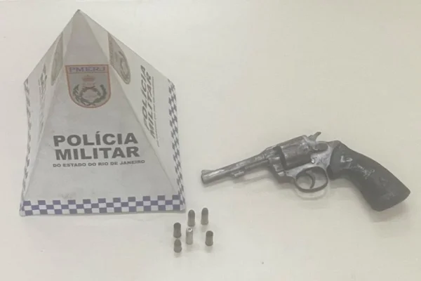 Imagem colorida, revólver usado pelo suspeito na tentativa de assalto - Metrópoles
