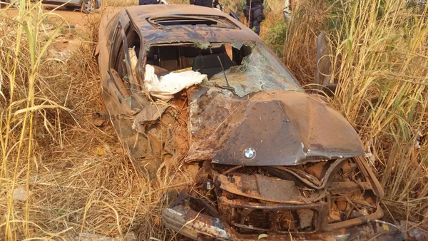 Adolescentes capotam carro importado após assalto a comércio em Sobradinho