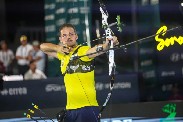 Marcus D'Almeida, do Brasil, compete na categoria arco recurvo masculino, durante a final da Copa do Mundo de Tiro com Arco de 2023, no dia 10 de setembro de 2023, em Hermosillo, Mexico