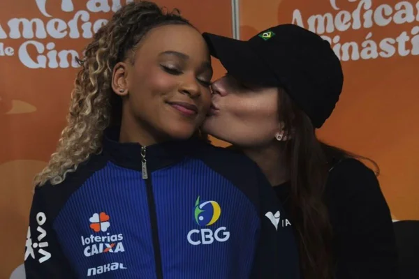 Imagem colorida de Rebeca Andrade e amiga - Metrópoles