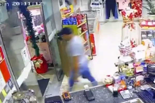 Foto de camera de segurança que registrou momento em que homem assalta conveniência de posto