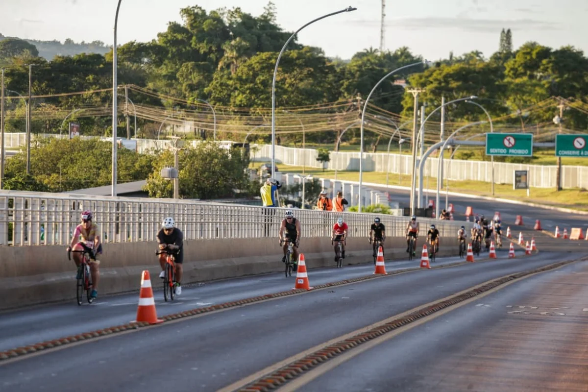 Parte de ciclismo da prova de triatlo na Ponte Honestino Guimarães Parte de ciclismo da prova de triatlo na Ponte Honestino Guimarães