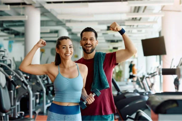 casal posando na academia