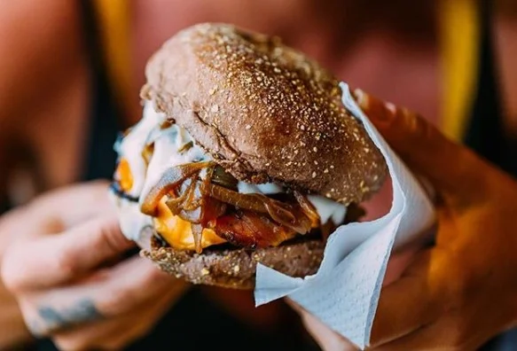 Hamburgueria promove “drive thru do amor” com show no Dia dos Namorados