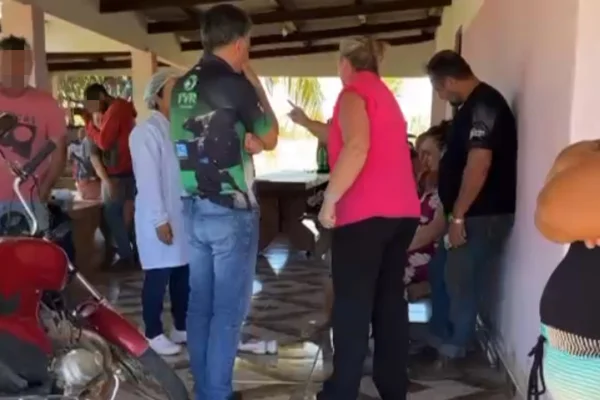Imagem coloida do momento em que a mulher confronta Romero Xavier, ex-marido de Raquel Cattani - Metrópoles
