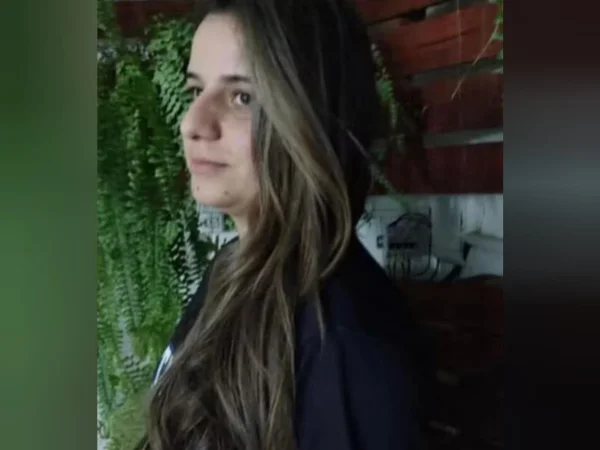Imagem de mulher com cabelo loiro e jaleco azul escuro - Metrópoles