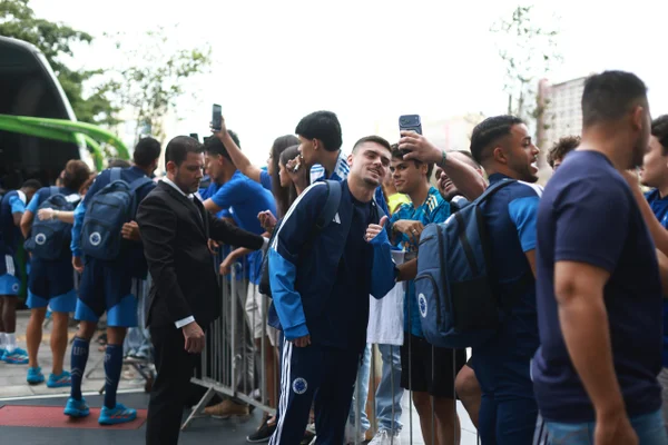 Cruzeiro recebe festa calorosa em Brasília antes de jogo contra Grêmio - destaque galeria
