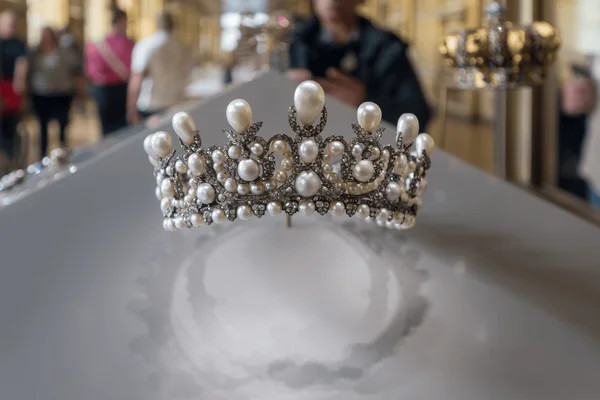 foto com cor. coroa roubada no louvre - metrópoles