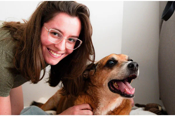 Imagem colorida mostra Gordo, cão adotado após mais de 10 anos em abrigo da prefeitura de São Paulo - Metrópoles