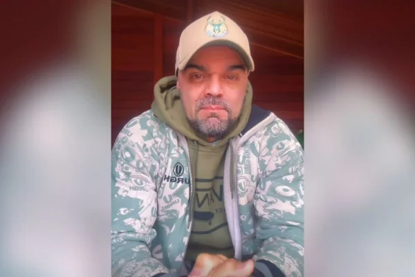 Imagem colorida mostra o personal trainer Diogo Souza, que teve o pneu do carro furtado dentro de shopping - Metrópoles