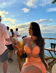 Conhecida no submundo do crime pela alcunha de “Pocahontas do golpe”, Lara Daniella Oliveira Cruz tinha um apetite insaciável pelo luxo extremo Conhecida no submundo do crime pela alcunha de “Pocahontas do golpe”, Lara Daniella Oliveira Cruz tinha um apetite insaciável pelo luxo extremo