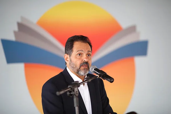 Agnelo assina acordo com MP para pagar R$ 170 mil e encerrar processo