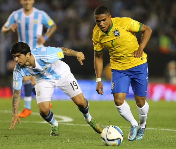 Brasil joga mal, mas arranca empate com desfalcada Argentina em Buenos Aires