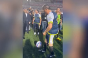 Governador Tarcísio de Freitas (Republicanos) bate bola ao lado do "árbitro" Gilberto Kassab (PSD), secretário estadual de Governo, antes de partida promovida entre prefeitos de municípios paulistas