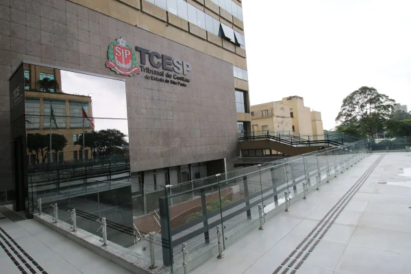 imagem colorida mostra fachada da sede do prédio do tribunal de contas do estado de são paulo