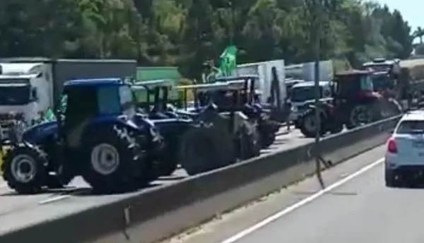 Tratores no meio de uma rodovia de Santa Catarina - Metrópoles