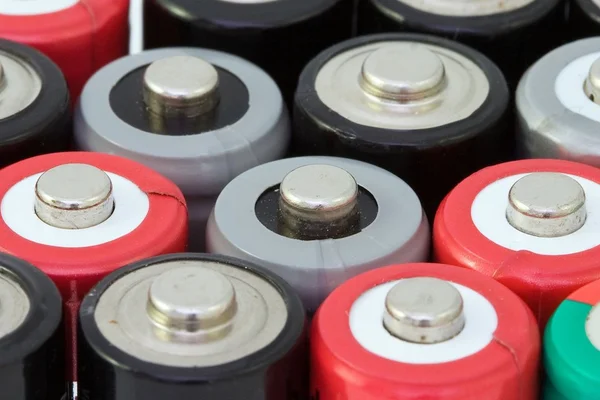 Atenção! Baterias de brinquedos eletrônicos podem ser perigosas