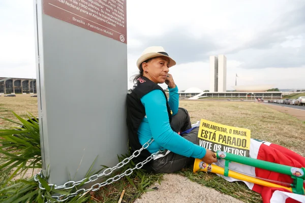 Servidora do TRT de Alagoas se acorrenta em frente ao Congresso por reajuste salarial