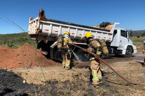 Caminhão tem princípio de incêndio após atingir rede de tensão no DF