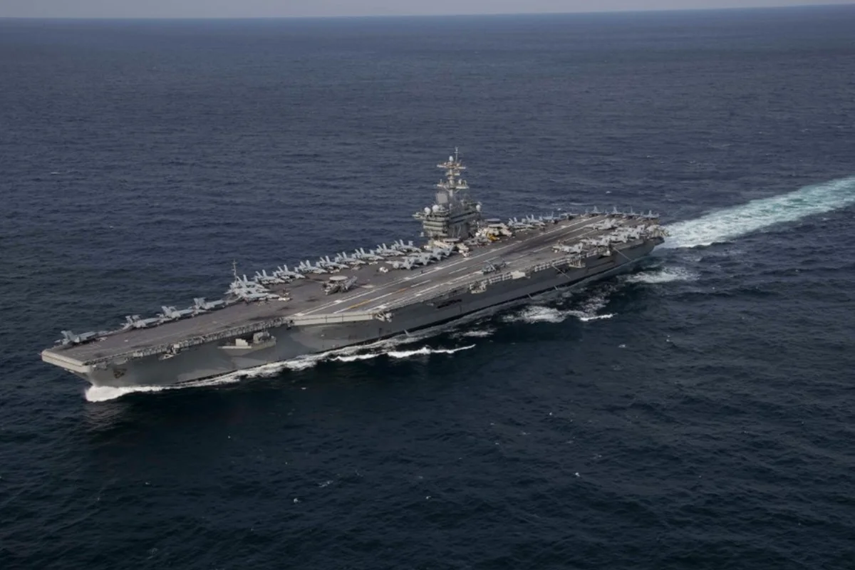 USS Lincoln: há 250 dias no mar, porta-aviões dos EUA passa por crise