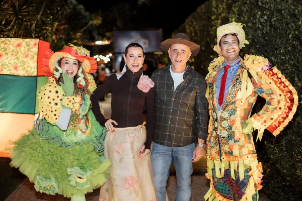 Eduardo e Flávia Toledo celebram 10 anos do arraiá da família 