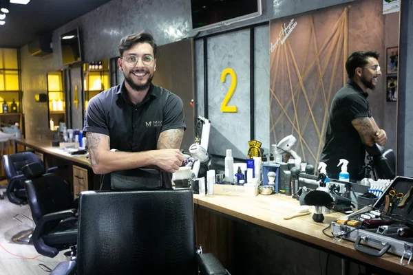 Empresário sorrindo para foto