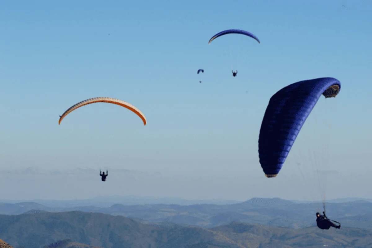 Serra da Moeda, em Brumadinho, pertinho de BH. O local reúne as condições ideias para a prática de parapente e outros modalidade de voo livre Serra da Moeda, em Brumadinho, pertinho de BH. O local reúne as condições ideias para a prática de parapente e outros modalidade de voo livre