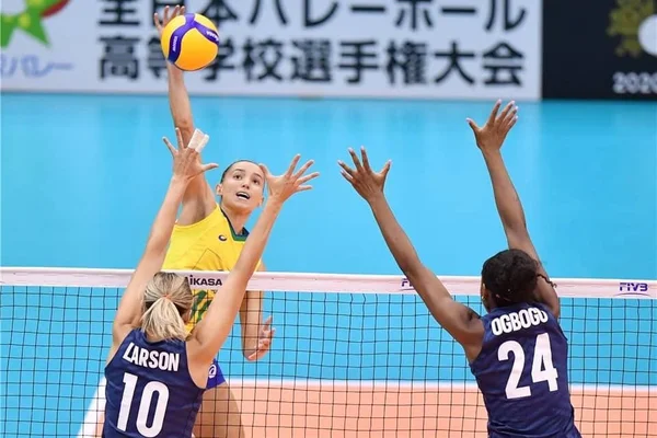 Seleção Feminina de vôlei é atropelada pelos EUA e cai para 6º na Copa