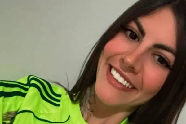 Imagem colorida da torcedora do Palmeiras Gabriela Anelli Marchiano; ela sorri em foto usando a camiseta do time na cor amarelo marca texto- Metrópoles
