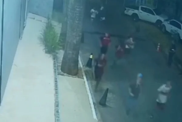 Vídeo mostra fuga de flamenguistas após ataque a vascaíno em ônibus