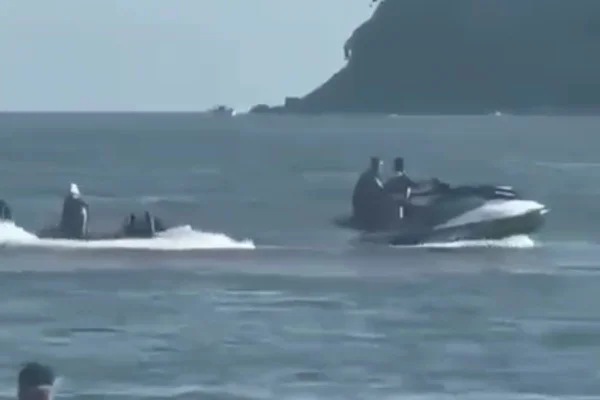 Imagem colorida mostra assalto com jet-ski. Metrópoles
