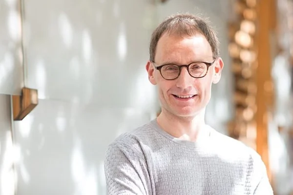 cientista britânico neil ferguson pediu demissão ao furar isolamento