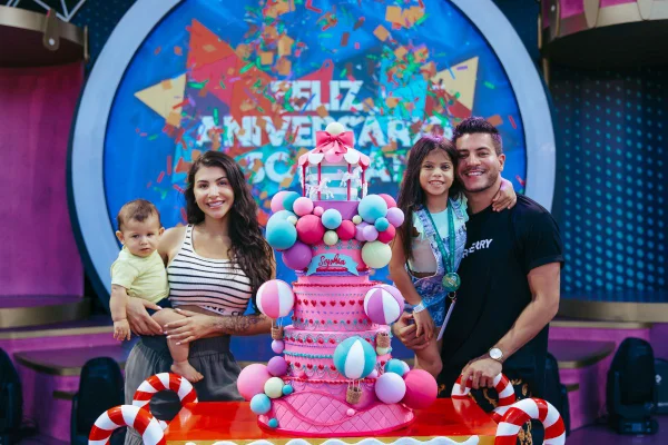 Arthur comemora o aniversário da filha com Maíra Cardi, Sophia, no Beto Carrero World, em Santa Catarina